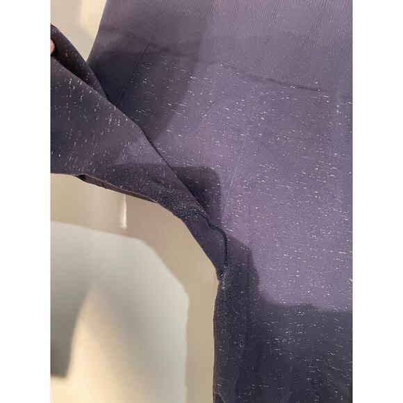 Lululemon Free To Flow 7/8 Tight in Midnight Navy/White - Picture 7 of 10